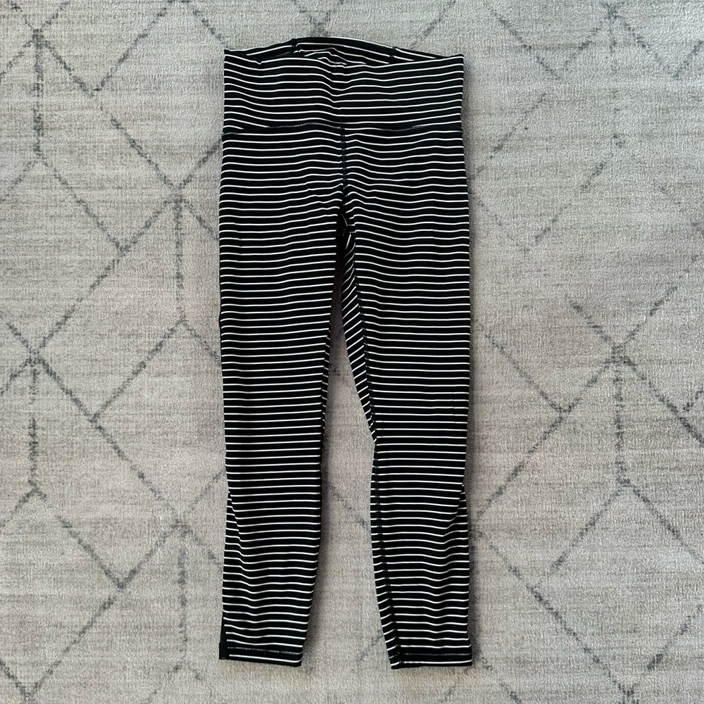 Lululemon train times 7/8 leggings pants black and white stripe size 8